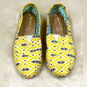 TOMS and Jonathan Adler collaboration- yellow and gray design- women’s 7